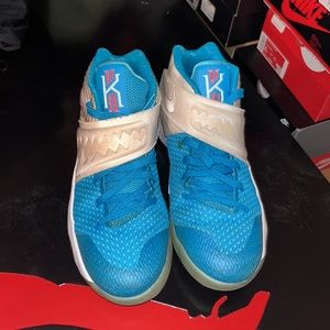 kyrie irving christmas shoes 2018
